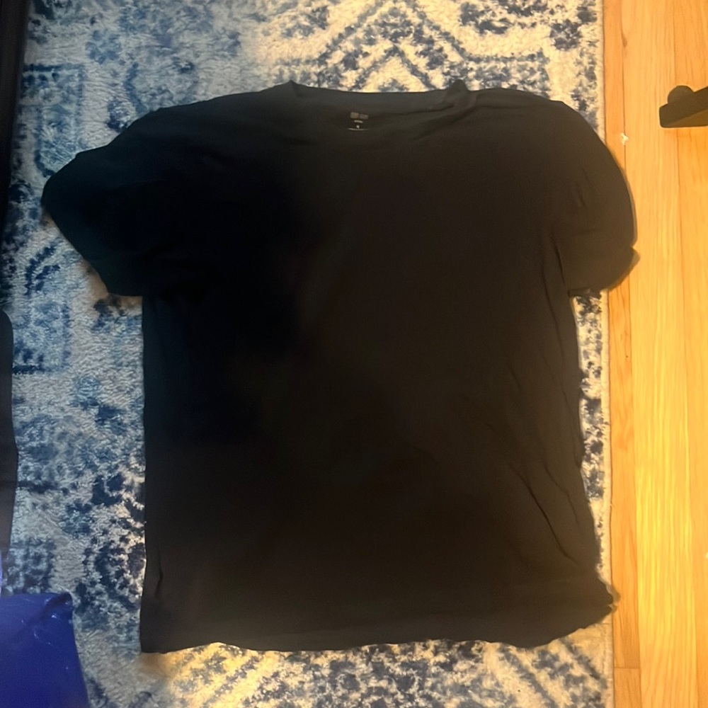Black light tee size M